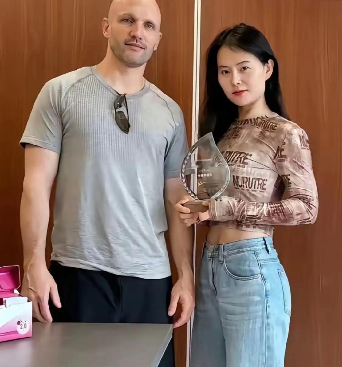 远嫁美国天天晒幸福的女网红小易，最近直接翻车翻到太平洋，前脚还在镜头前吹美国老公