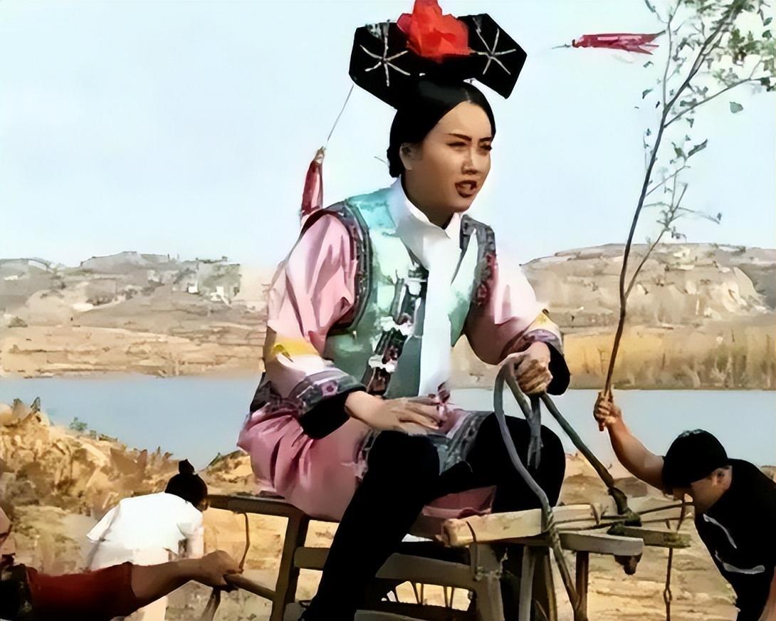 现在的演员赚钱可真轻松，光拍个骑马戏都能弄出个五花八门来。站在原地就动个上半身