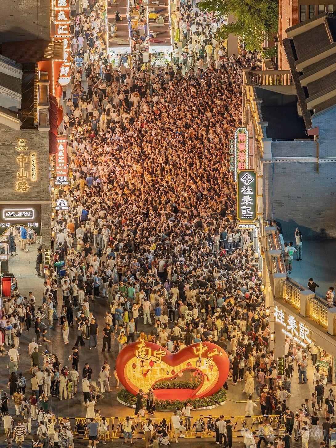 都说旅游是从自己待腻了的城市去到别人待腻了的城市。如果是本地人，我实在理解不了这