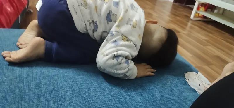 孩子摔头不哭不闹只想睡，千万别当没事！很多家长都栽在这一步所有带娃的家长，一