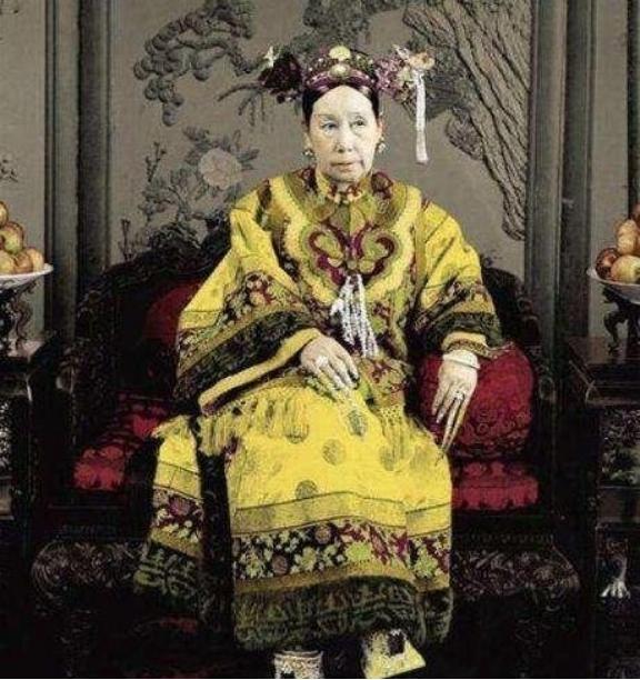 慈禧临死前一刻，太监看她马上不行了，赶紧给她喝了一碗海龟汤，吊着最后一口气，紧接