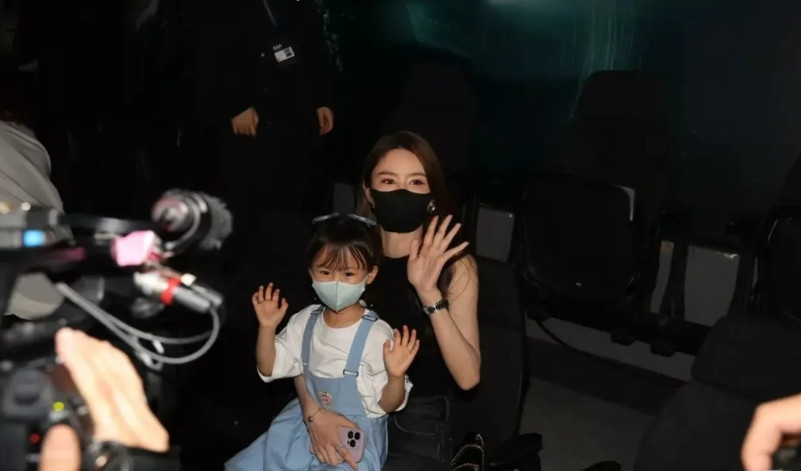 林峰才是真抠门！张馨月真的是没什么撑场面的行头，去看老公的演唱会，牛仔裤是