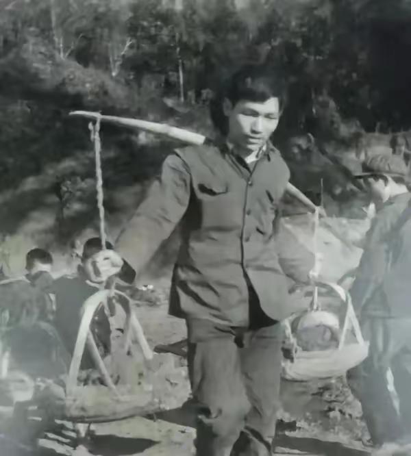 1978年，上海男知青回城，临走前夜里18岁恋人哆嗦着解开衣扣。谁知，知青一把摁