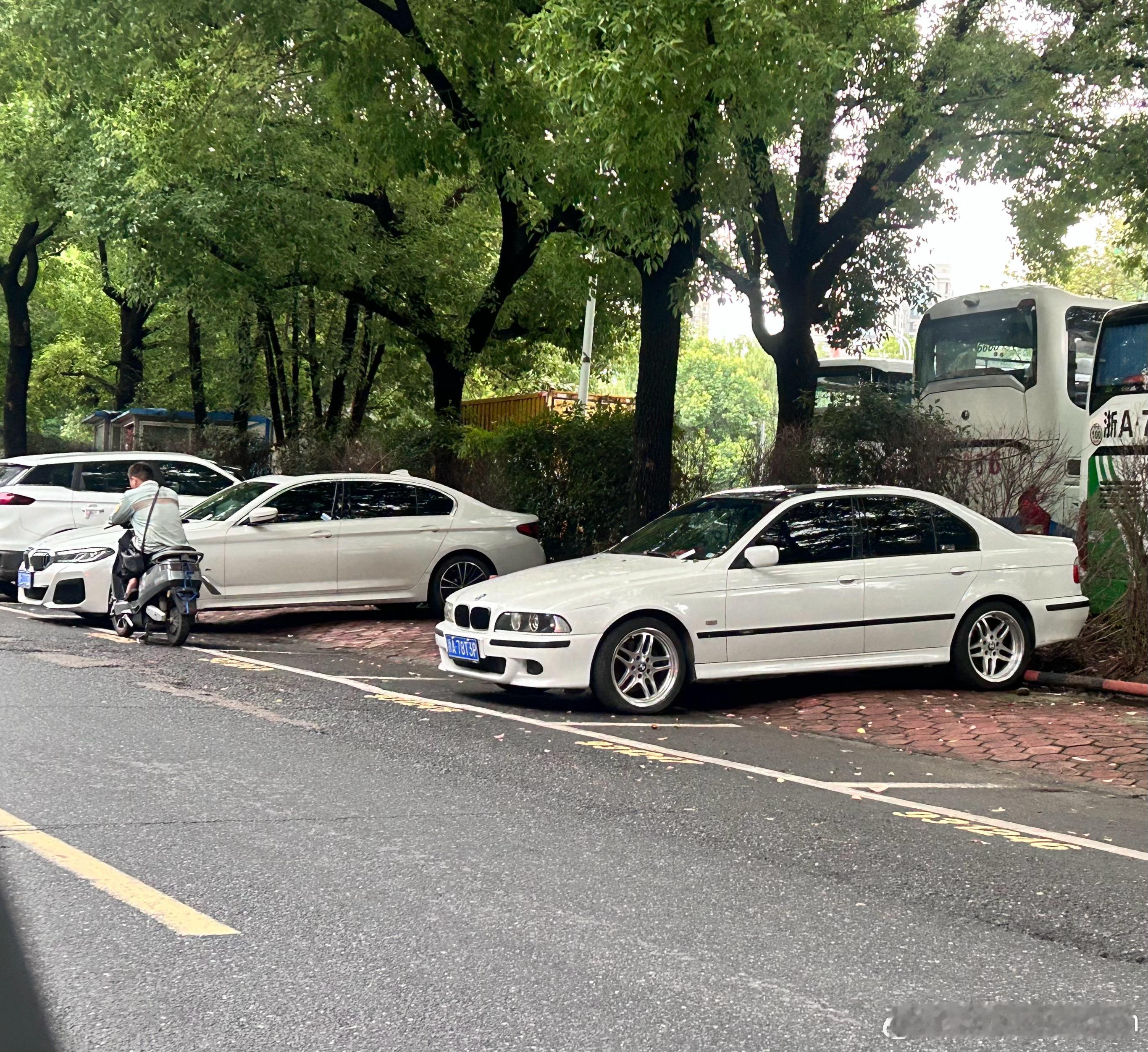 时空交汇的5系！停车场偶遇两台5系，G38和E39，最帅的两代5系。跨越了