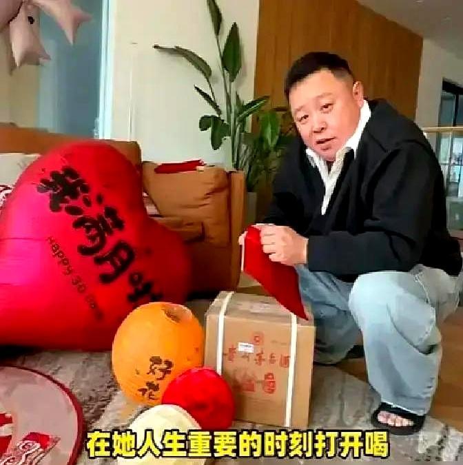 网上都说，阎鹤祥把一碗热汤直接浇进了郭麒麟的冷盒饭里。都说壮壮这是急了。不