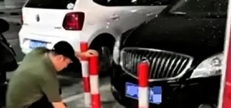 浙江温州一男子徐大哥发现自家车位被别人占了，坐不住了，他想回家吃饭，又想自己开车