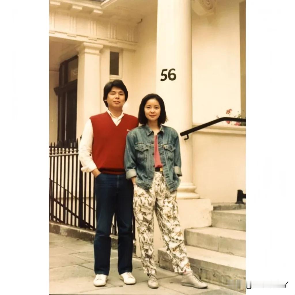 1984年，邓丽君和她的弟弟邓长禧在英国，留下的美好瞬间。邓丽君当时31岁，气质