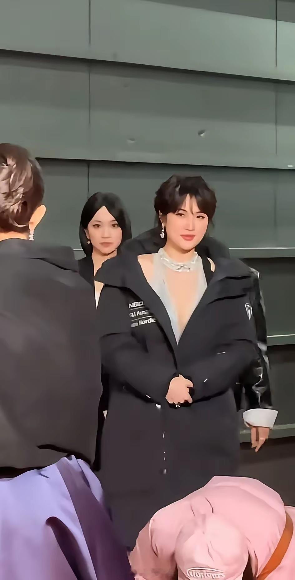 姚安娜在微博之夜离场时偶遇杨幂，只是淡淡瞥了一眼便径直离去，连最基本的停下打个招