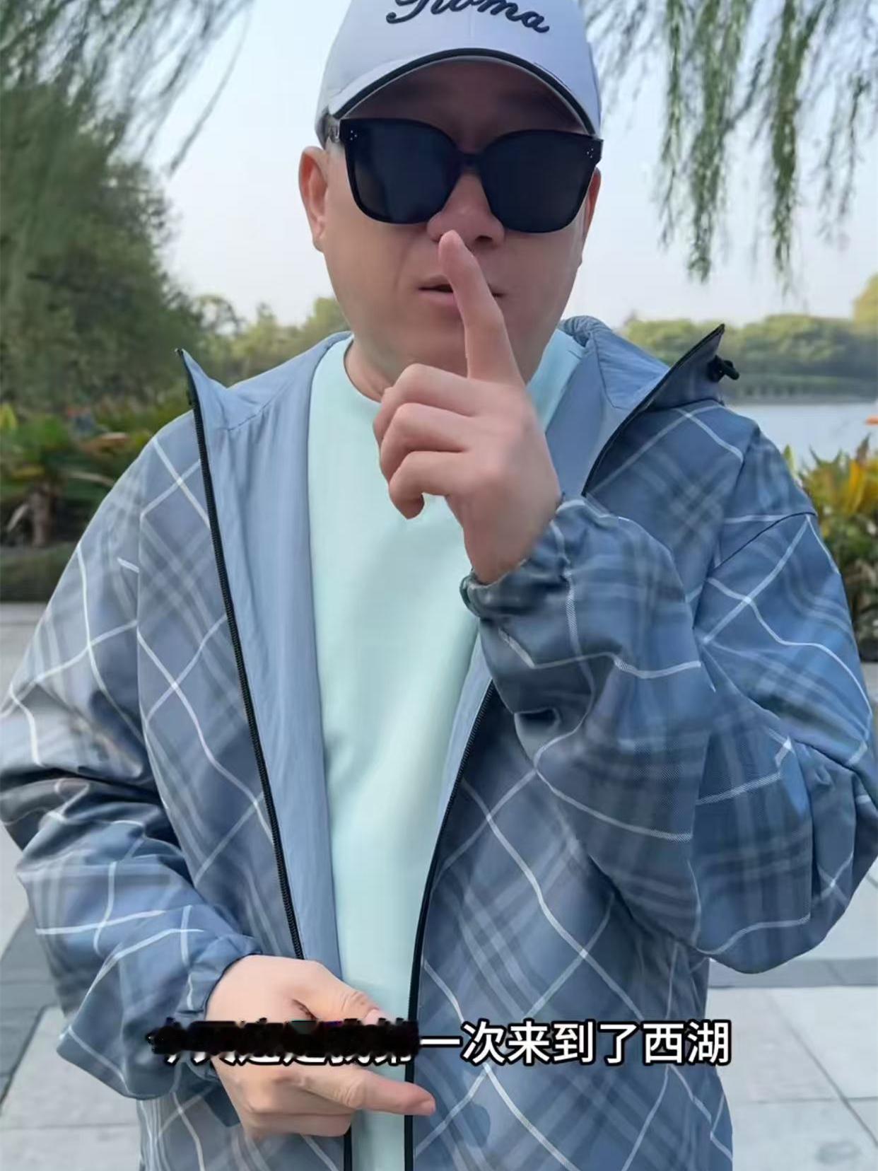 张鹤伦来杭州演出这么多次，第一次到西湖游玩。在西湖边，看到雷峰塔，张鹤伦戏精附体