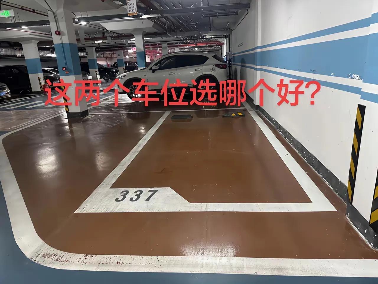 这两个车位属实有点纠结了，左边的这个车位有一根柱子挡着，价格3万，右边的这个车位