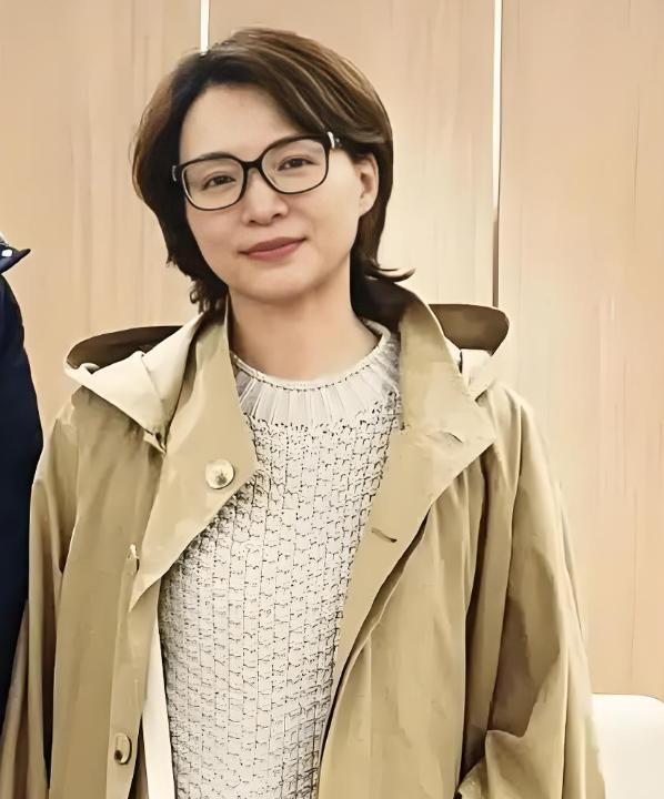 腹有诗书气自华，在董卿身上得到了完美认证。近日在上海一餐厅，偶遇董卿。她戴着