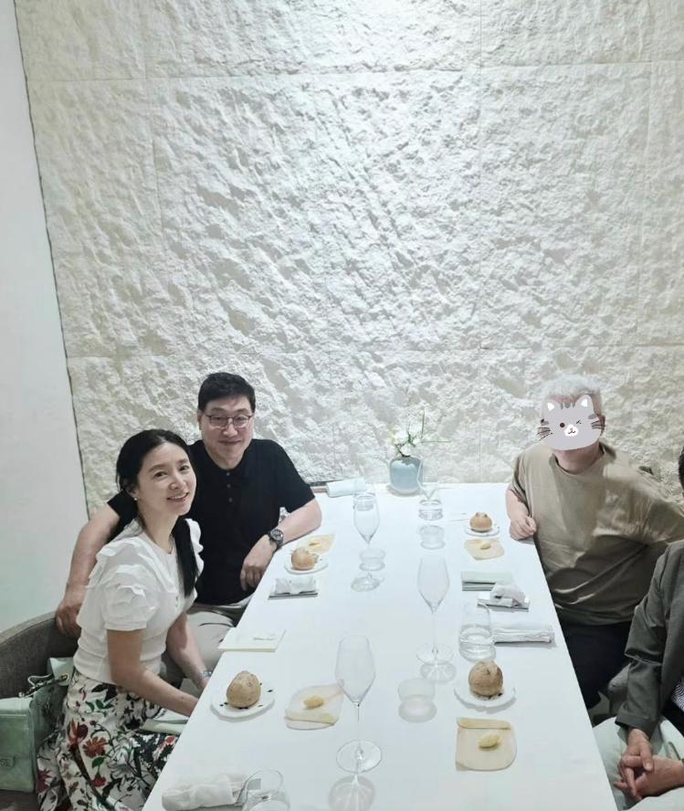 李英爱老公罕现身，穿黑色短袖戴着眼镜，尽显斯文又沉稳！这张照片是李英爱与富豪老公