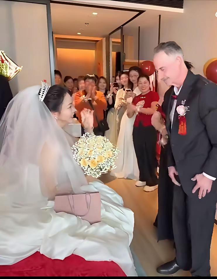 广东江门一女子，迎来了人生大喜事，终于把自己嫁出去了。她的新郎官不是风流倜傥的帅