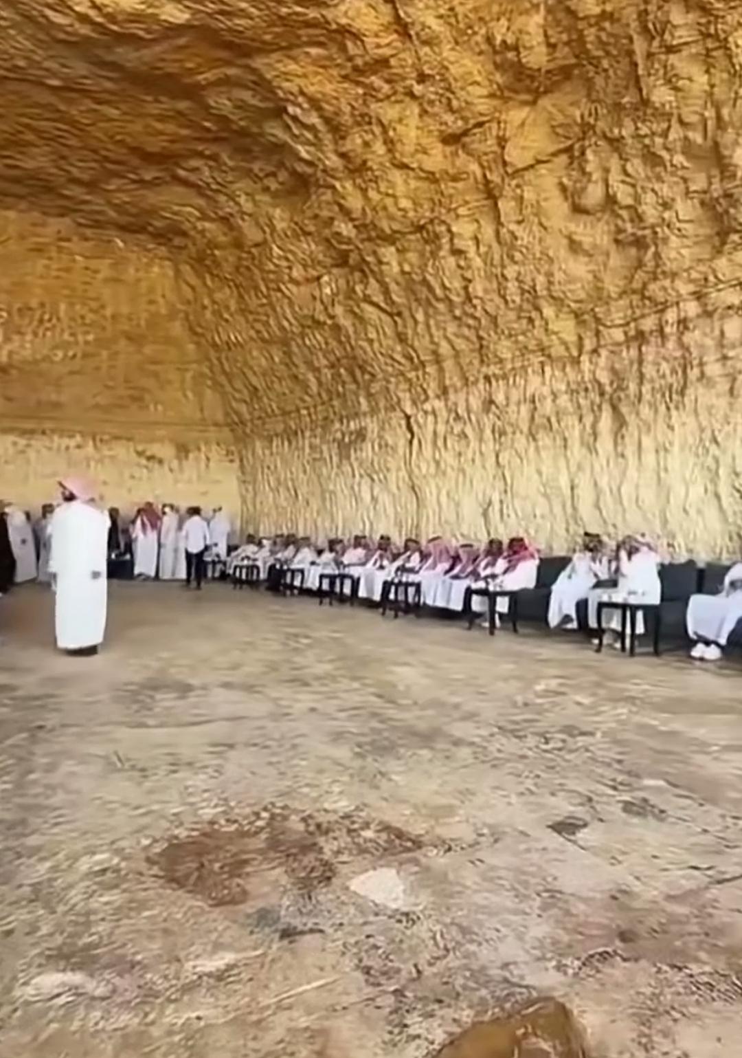 这可不是人家的防空洞！昨天看到一段阿拉伯人在巨大的岩洞中聚会，很多网友还以为