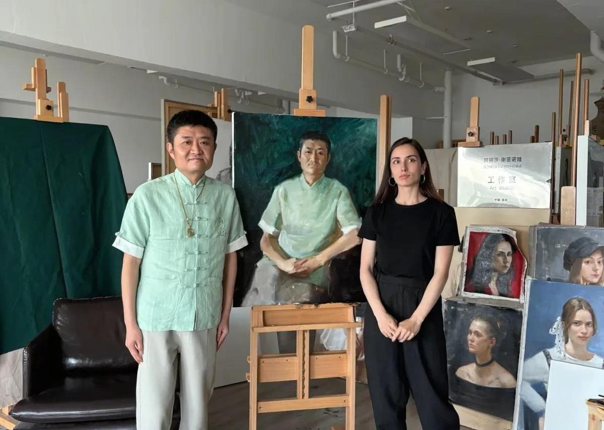 #头号创作者激励计划#苗阜，请俄罗斯美女教授，为自己画肖像画。苗阜，和搭档王声