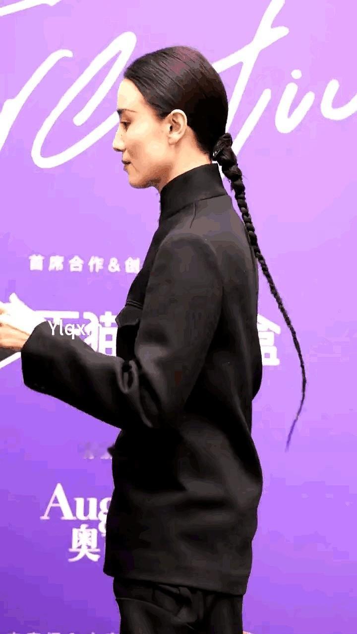 宋佳这身“宋爷”造型，直接杀疯了！她梳着细细的长辫子，穿一身立领中式黑色套装