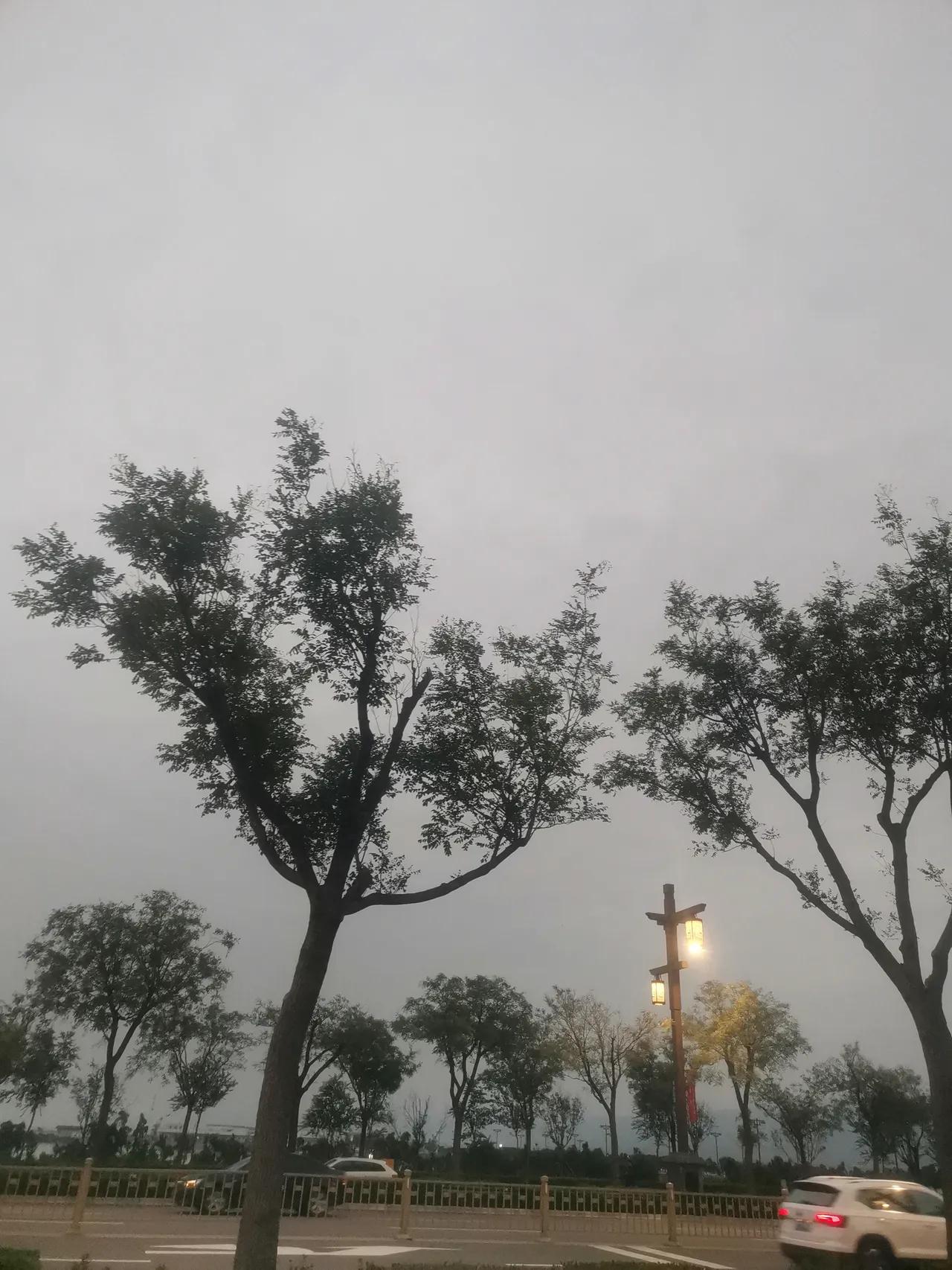 陕西的朋友们注意啦！明天天气反差超大，高温暴晒还夹杂阵雨，出门可千万别大意。全省