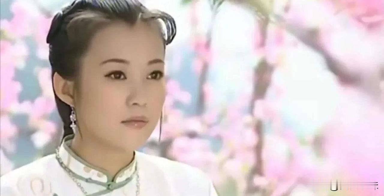1658年，紫禁城一樱花树下，15岁康熙悄悄走到孔四贞身后，伸手捂住她双眼，孔四