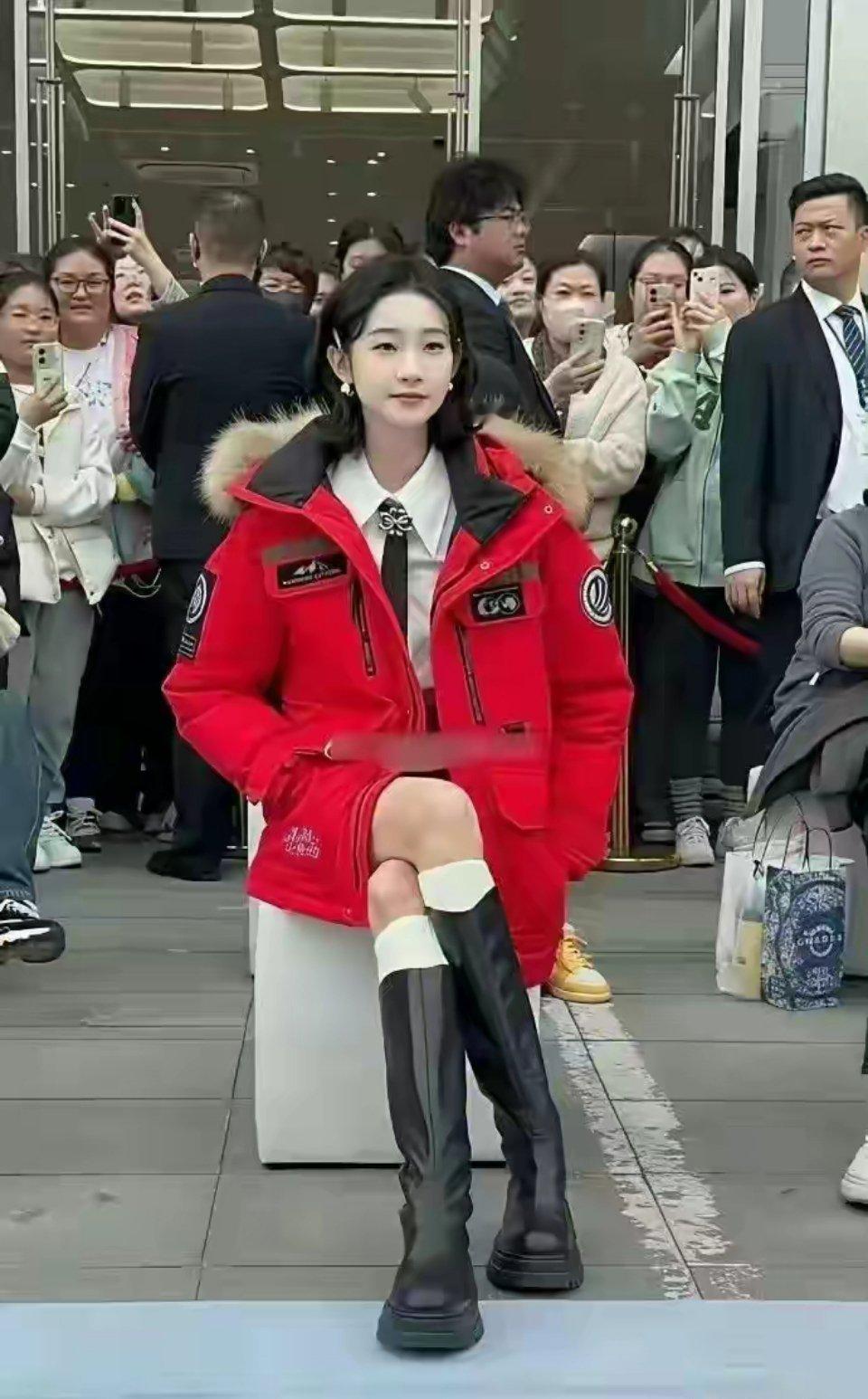 看了张艺凡才知道，原来有人翘二郎腿一只脚可以踩到地上