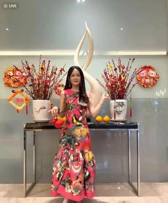 陈乔恩大年初一晒拜年照！在马来西亚婆家过节，超喜爱艾伦小侄女