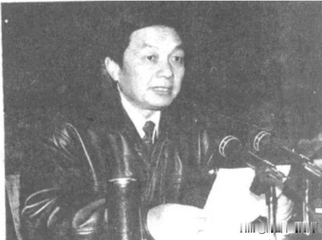 他曾任湖北省荆州市首任市委书记。1939年出生，湖北石首人。1993年任荆州地委