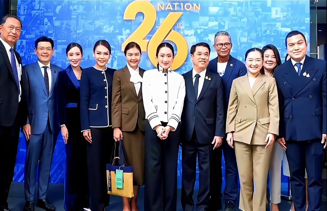 ​泰国原总理佩通塔可真不容易。他的父亲刚刚从监狱里面出来，原总理他信，这时候又要