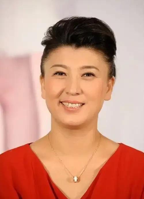 别信明星说“我和你们一样穷”——银行卡余额不会撒谎。闫学晶道歉前有多硬？直播