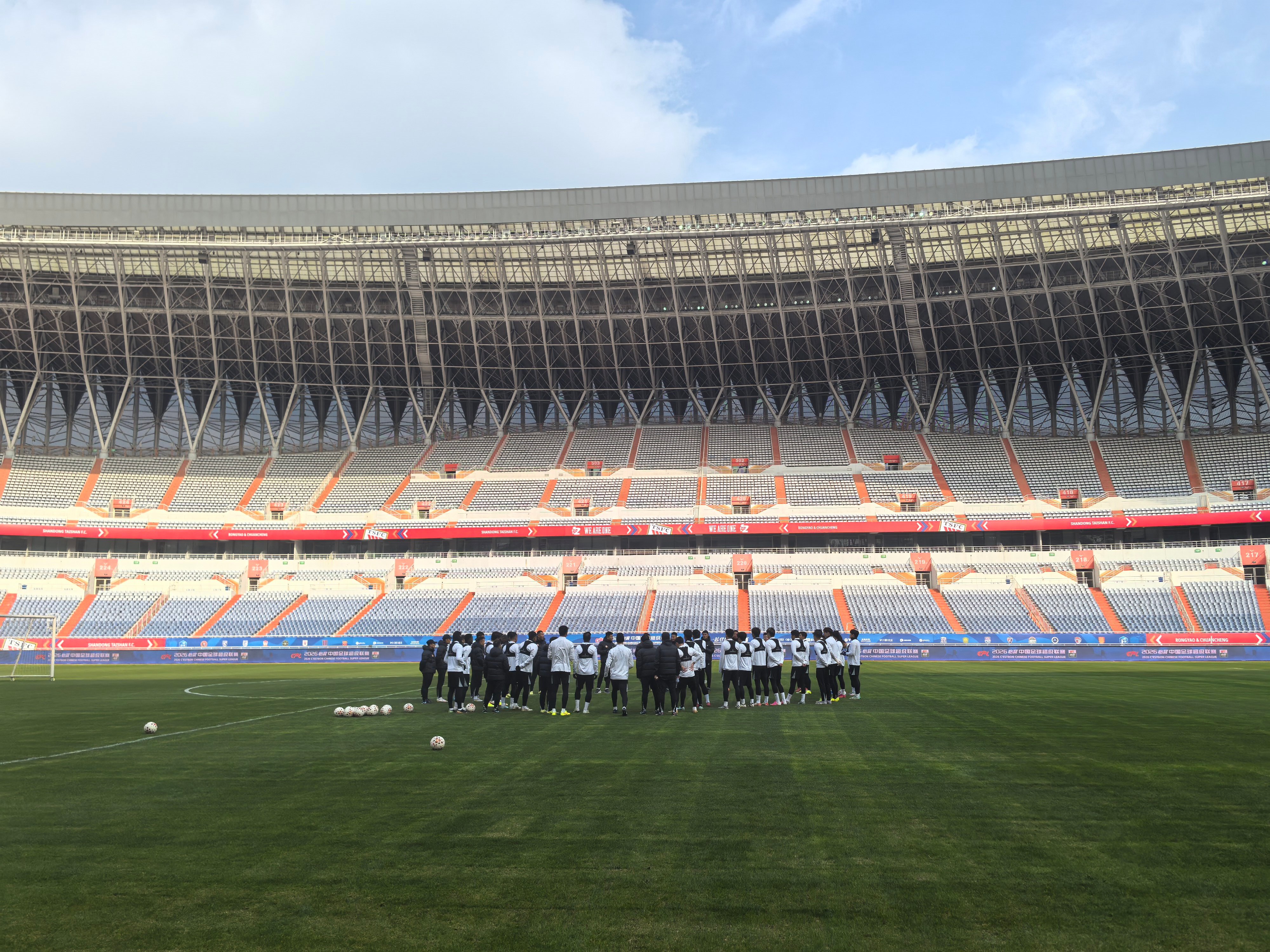 辽宁铁人赛前新闻发布会谈到和韩鹏的昔日队友对决，李金羽表示：我和很多泰山队的球员