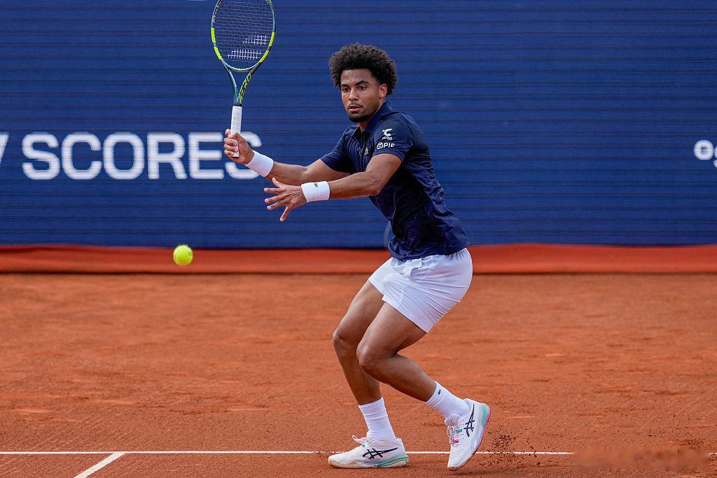 菲斯先下一盘！ATP500巴塞罗那公开赛决赛，菲斯以6-2赢下首盘，大比分1-