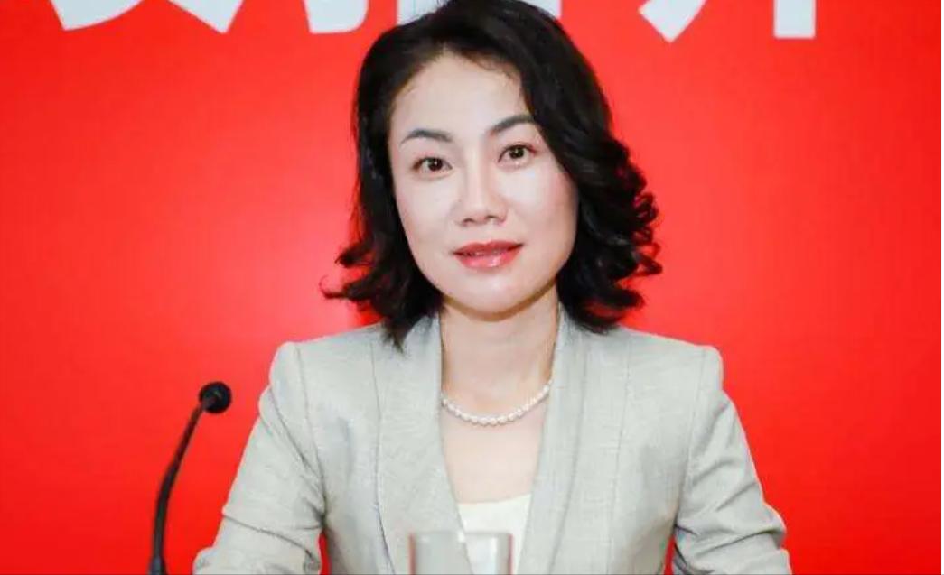 天价女秘书朱旭：50岁宛若少女，年薪1900万不婚真相震撼全网！