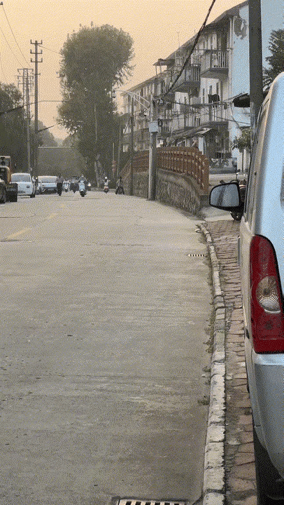 长着一张初恋脸，一下子就喜欢上了。