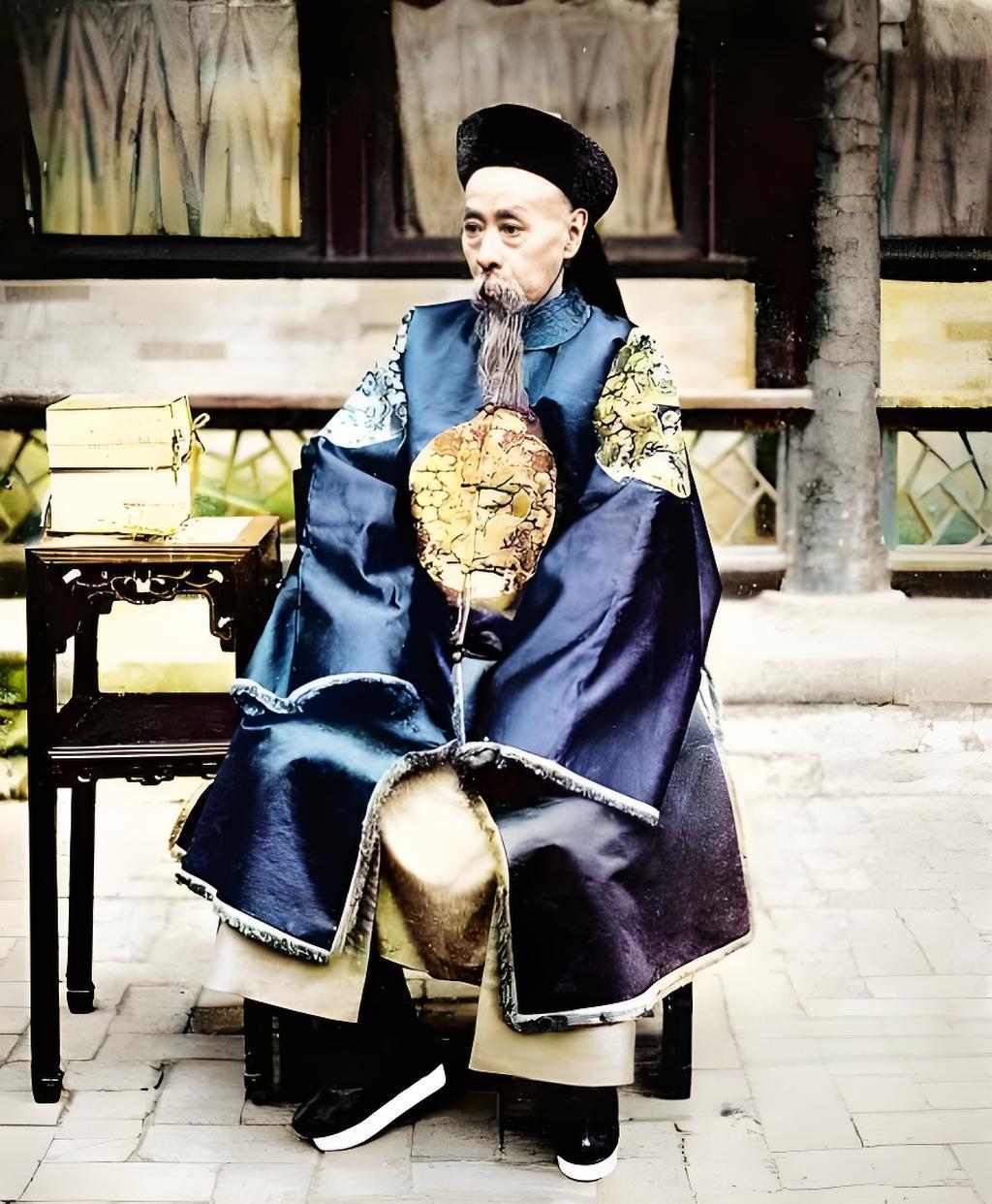 这是晚清重要政治人物爱新觉罗·奕劻，他是乾隆帝曾孙，晚清宗室、权臣。古旧庭院里，