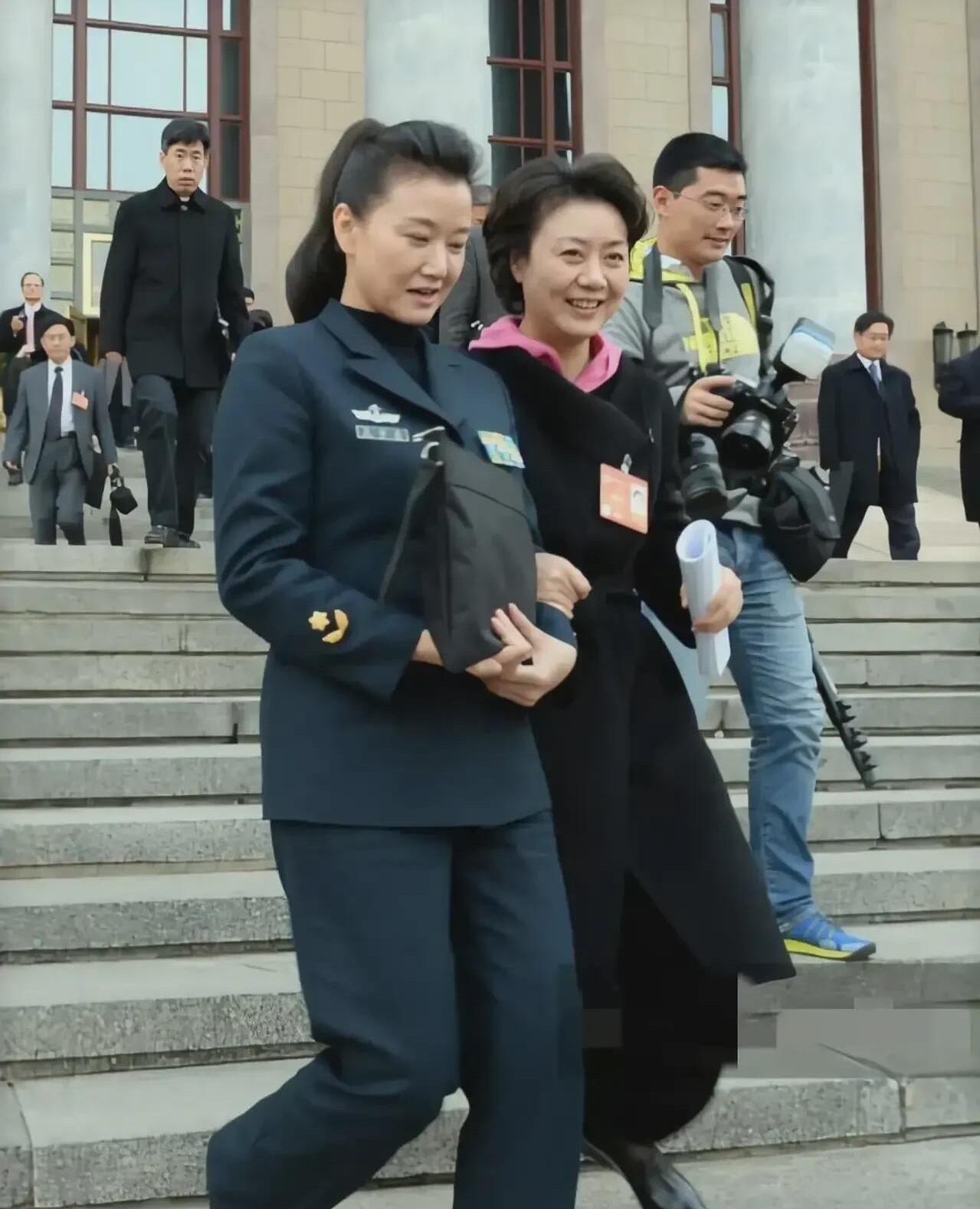 真的没想到，这些女明星素颜这么好看，即使老了身材也还这么好！右边穿黑色外套的我认