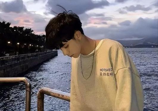 我有一段“不光彩”的历史，22岁一时冲动，我付出了一生的代价22岁那年