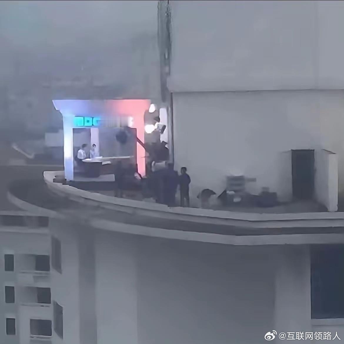 韩国这新闻节目也太硬核了，不搞绿幕抠图那套，直接上屋顶实景拍。