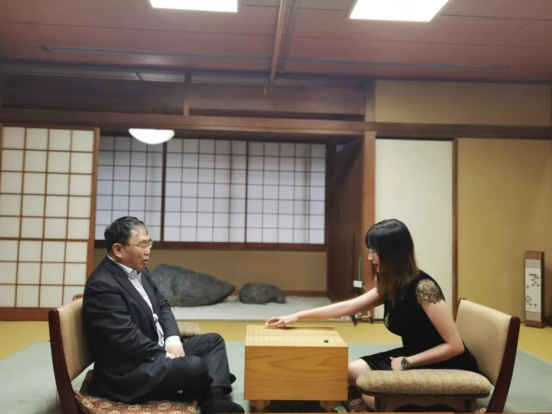 近日，棋坛传奇聂卫平的女儿聂云菲意外坠海的消息引发广泛关注，这位10岁的小棋手是