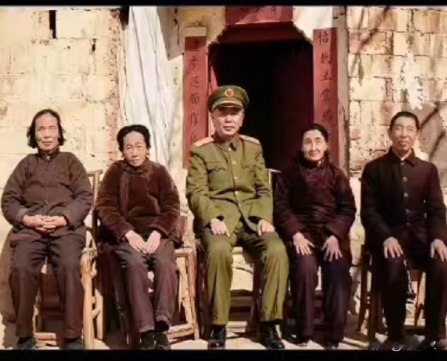这张拍摄于1989年2月的珍贵照片，定格了刘华清上将回到湖北大悟县吕王镇刘垸村故