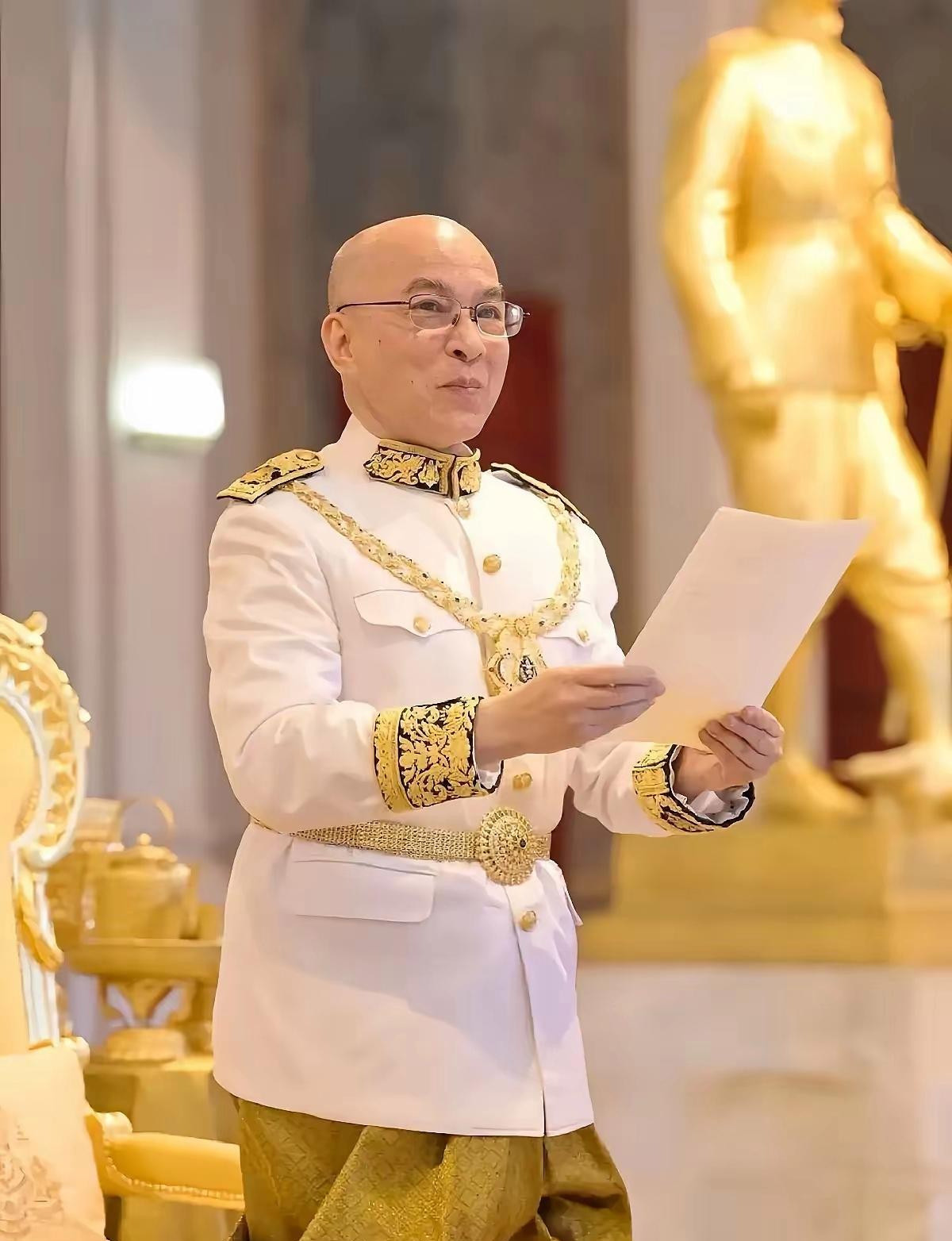 西哈莫尼稳坐柬埔寨权力顶端西哈莫尼国王在柬埔寨的政治舞台