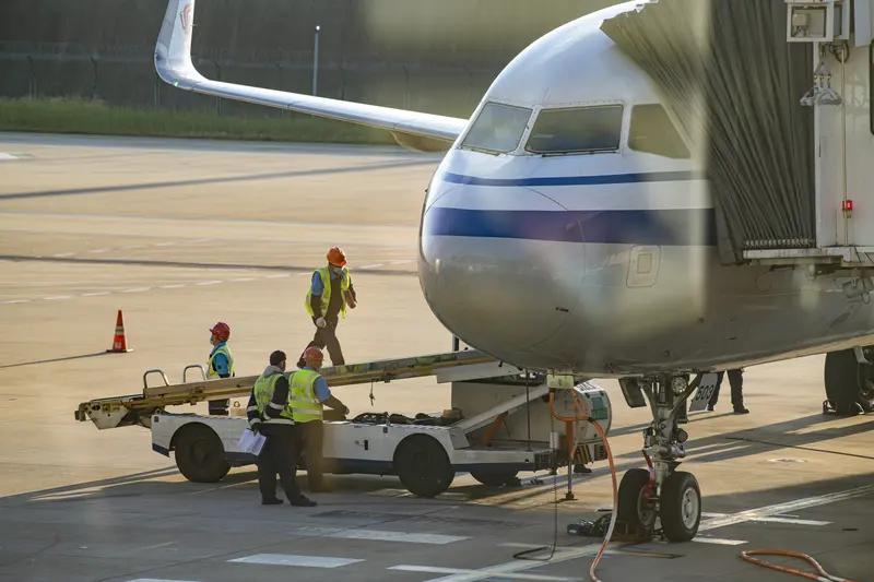 奇葩的事总能让人啼笑皆非。之前我就听过不少。2018年美国有个地勤人员，偷了架客