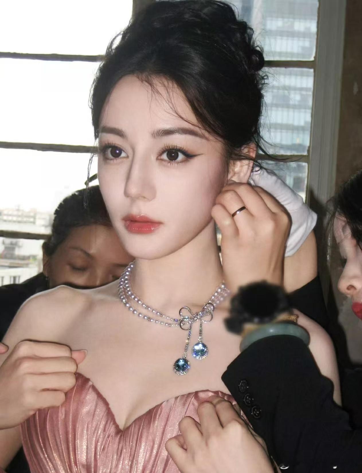 杨紫迪丽热巴同款妆造图哪一个更出圈