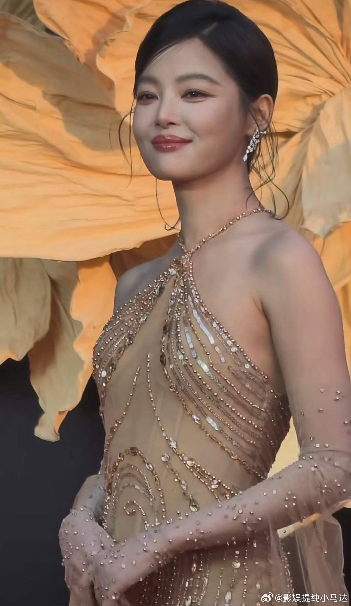 辛芷蕾挂脖亮片纱裙今晚不是影后辛芷蕾，是绝美仙气蕾！！！长裙飘飘的，飘进我心里了
