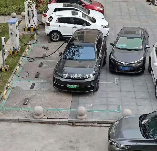 充电的姿势很与众不同啊！！！这么停车有啥讲究吗？？