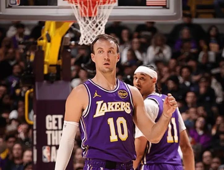 雷迪克手里攥着一副好牌，却可能打出最烂的组合。湖人新赛季的进攻，藏着一个4.5