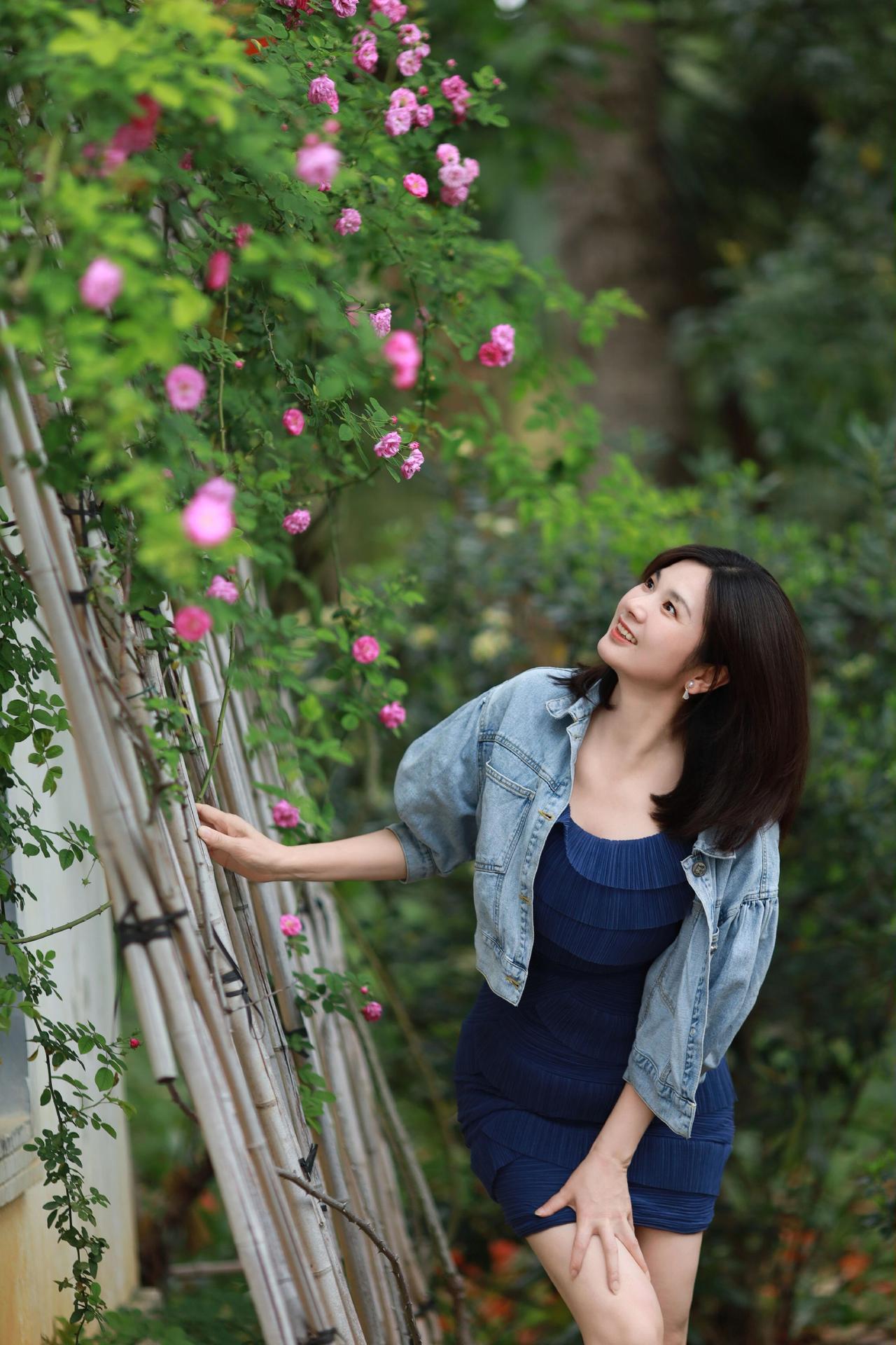 微风，披着一身花香。浅笑，醉人十里芬芳。爱拍照的女人最迷人户外随拍写真和春天