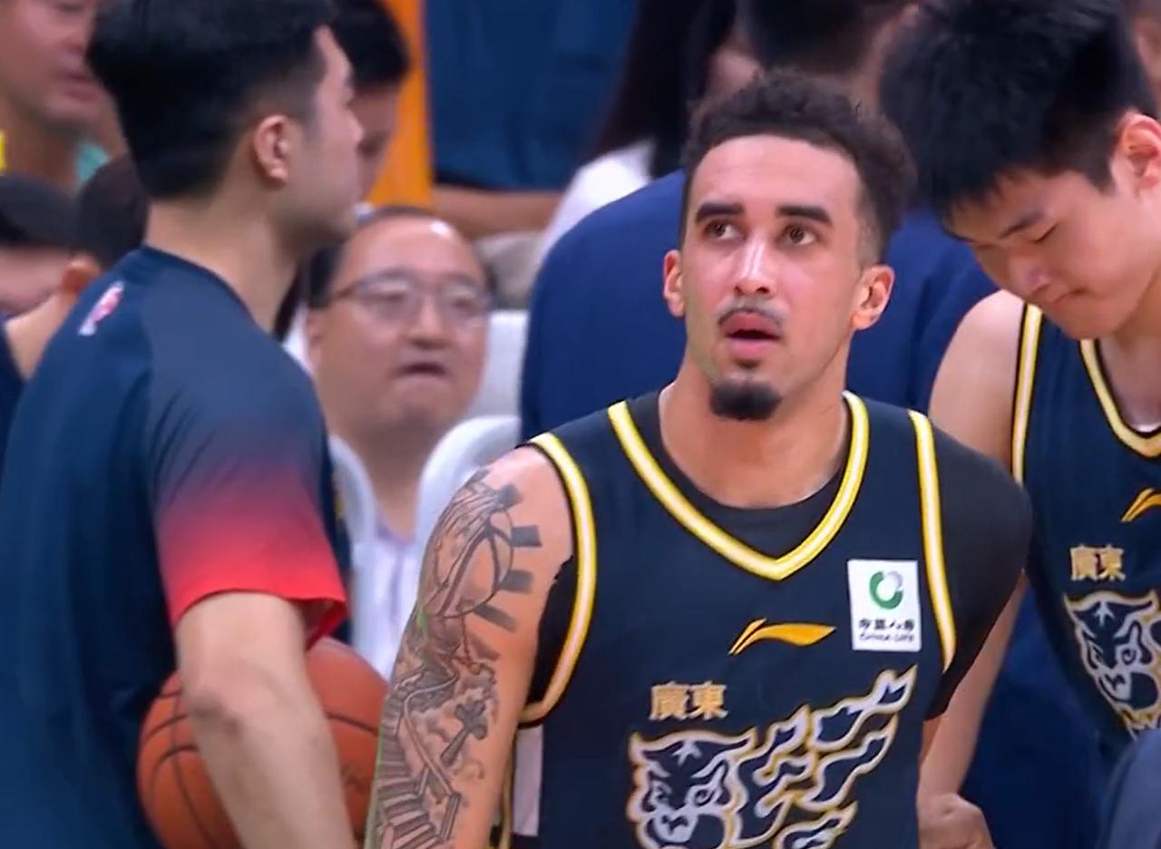 领先18分还输球，杜锋感慨万千，暗批广东队2人！谁能想到，广东队在自己家的主场