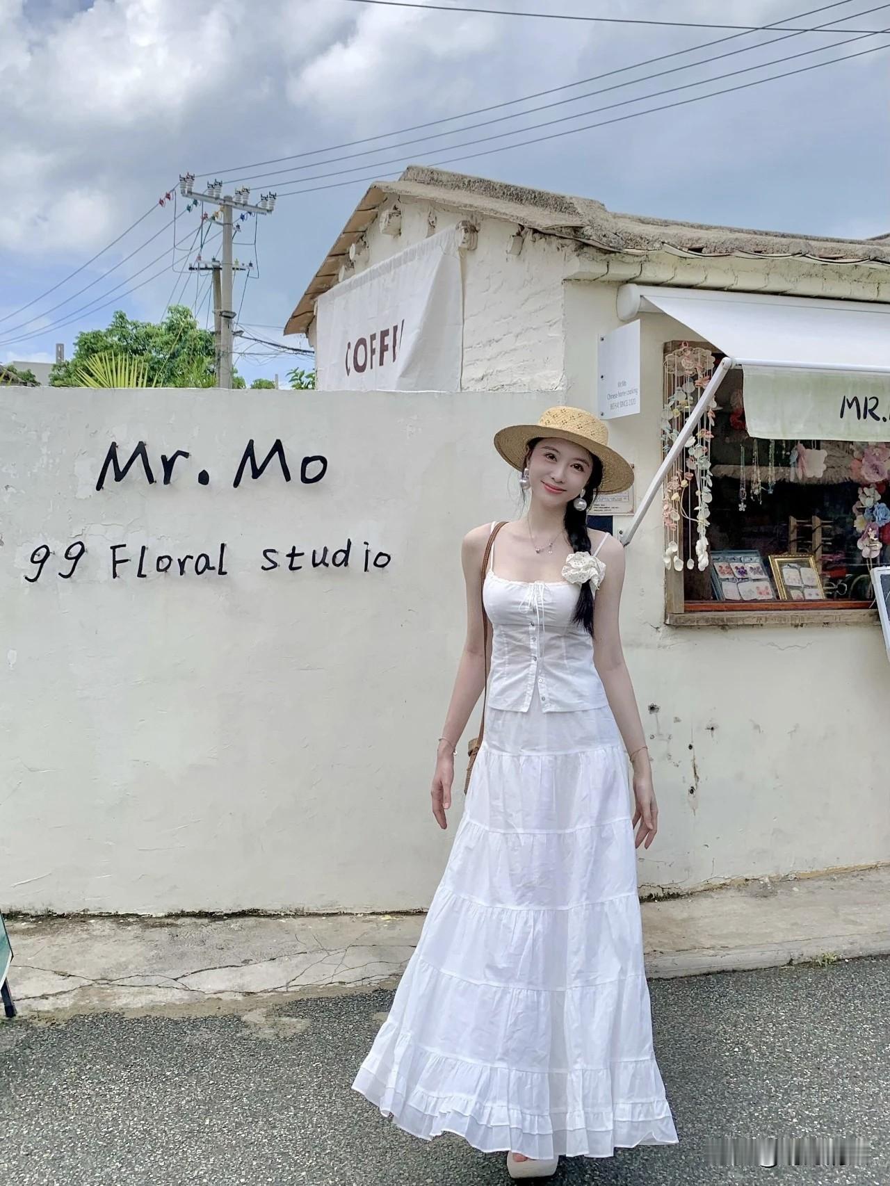 穿裙子拍照别总杵着不动了！试试这个动作，真的温柔又出片📸最近翻照片发现，穿