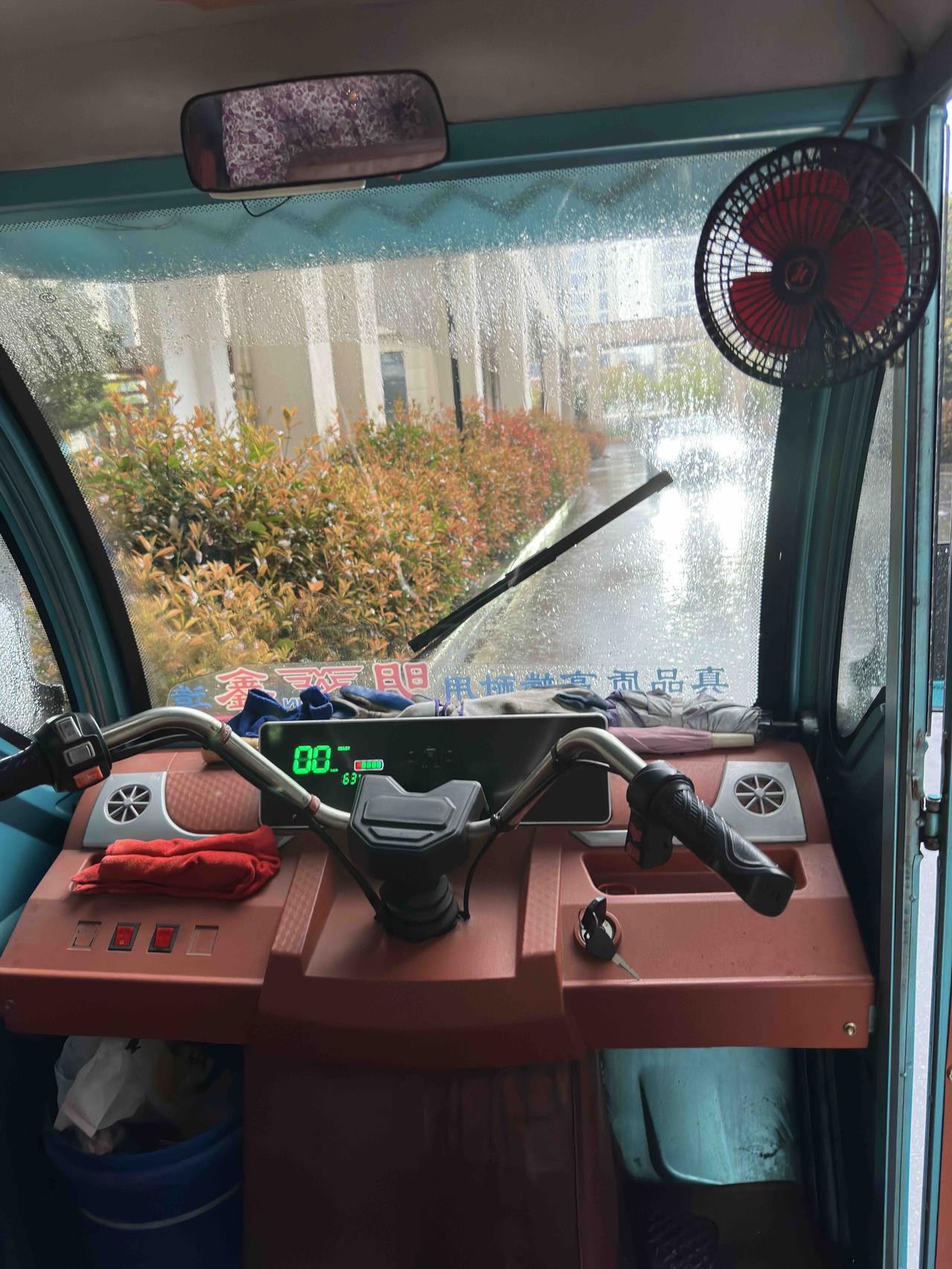 大雨中推着母亲的轮椅，滴滴打车上下车，就一次我就受够了！上周五陪护母亲做完透