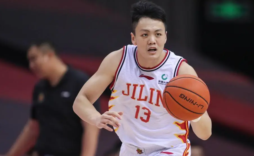 姜宇星情商真高，放弃13号选择9号球衣更适合自己。姜宇星  30岁，身高1.