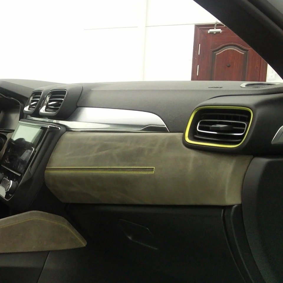 极氪内饰设计师查尔斯·特雷洛根放出了一些领克03概念车内饰的老照片。这些照片拍摄