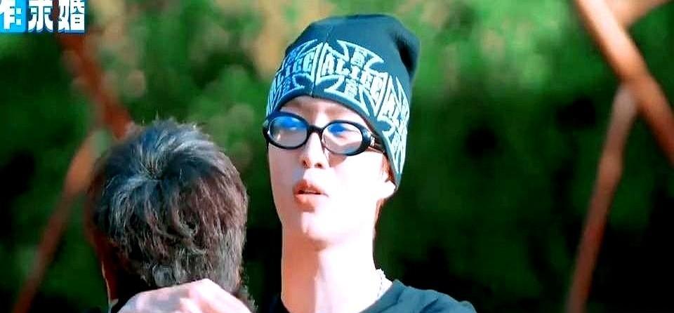 范丞丞一口干呕，全场静了三秒。沈腾没躲，没避，顺手端起自己那碗饭：“我这口也像